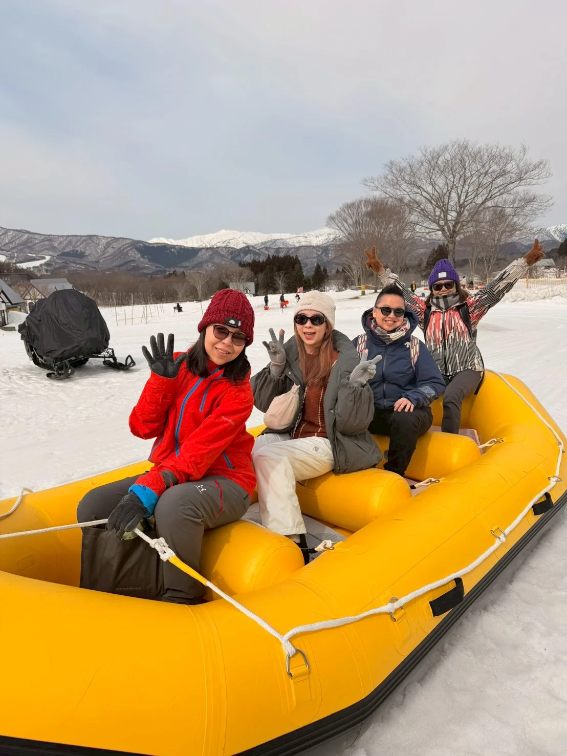 鴻築團隊於雪地活動搭乘香蕉船
